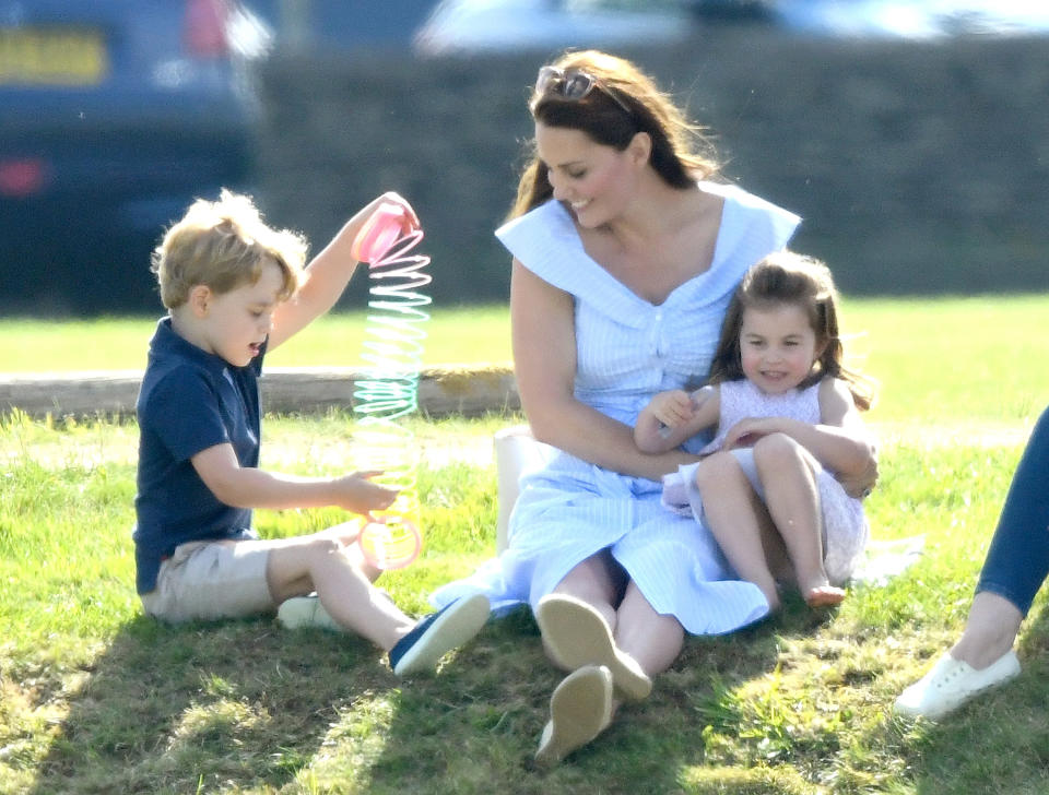 Auch Royals gehen auf den Spielplatz: Herzogin Kate und Prinz George mit Prinzessin Charlotte. (Bild: Getty Images)