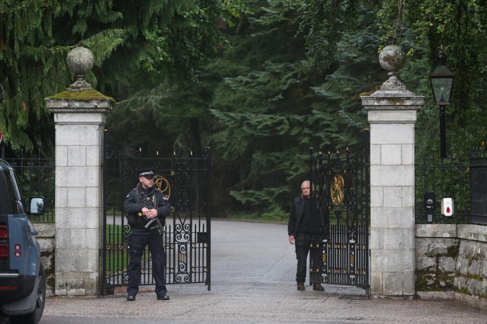 Oficiales de seguridad vigilan las puertas de Balmoral el 8 de septiembre de 2022 (REUTERS)