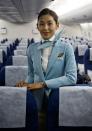 Korean Air ist wie Bangkok Airways eine der wenigen Airlines, die statt roten hellblaue Uniformen im Programm hat. Die Flugbegleiterinnen präsentieren sich zeitlos und elegant in figurbetonten Blazern zu hellen Pencil-Skirts, kombiniert mit hochgeschlossenen Blusen und klassischen Halstüchern im gleichen Hellblau.