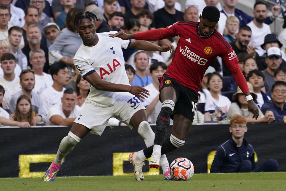 Marcus Rashford del Manchester United pelea por el balón con Destiny Udogie del Tottenham en el encuentro de la Liga Premier el sábado 19 de agosto del 2023. (AP Foto/Alberto Pezzali)