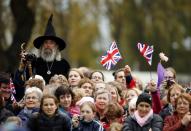 A local character (L) known as the 'Wizard of Christhcurch' watches with other members of the crowd as Britain's Prince William and his wife Catherine, the Duchess of Cambridge, play cricket during a promotional event for the upcoming Cricket World Cup in Christchurch April 14, 2014. The Prince and his wife Kate are undertaking a 19-day official visit to New Zealand and Australia with their son George. REUTERS/Phil Noble (NEW ZEALAND - Tags: ROYALS ENTERTAINMENT POLITICS)