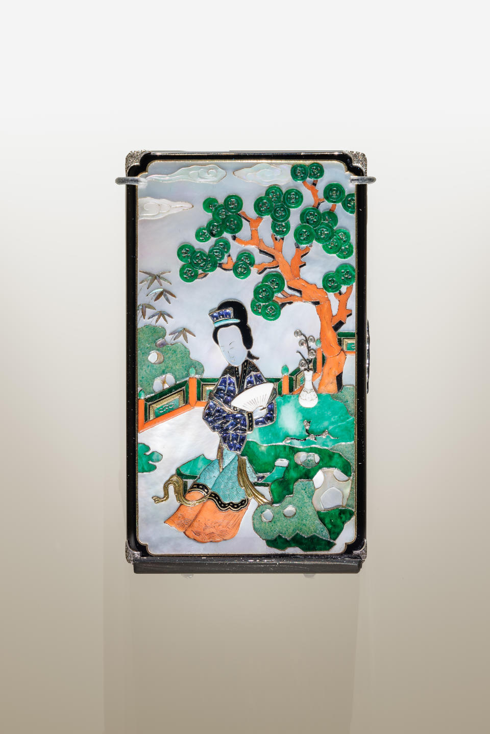 A 1928 Chinese-style vanity case that references a Kangxi period porcelain dish from the collection of Mr. and Mrs. Louis Cartier.