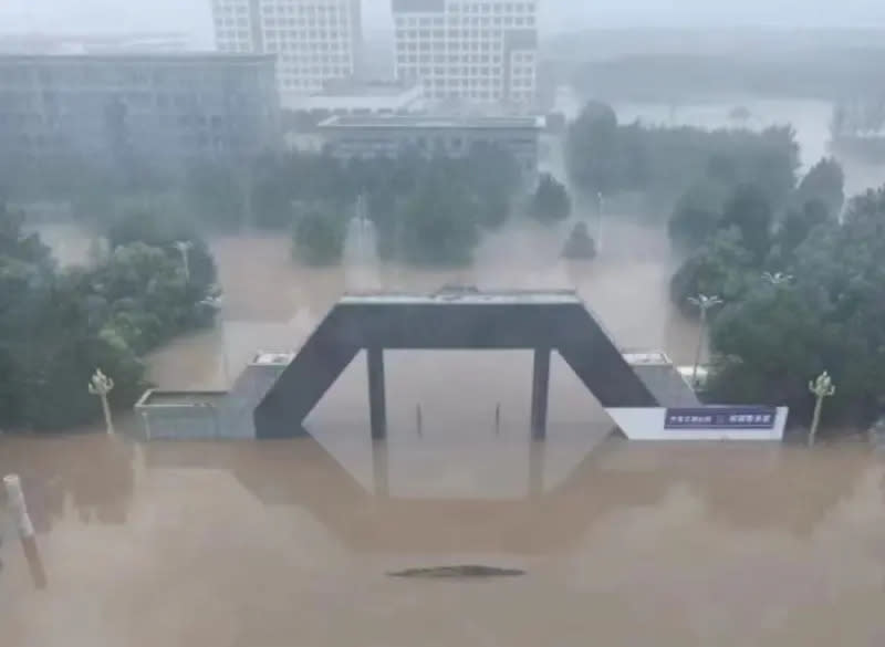 ▲中國京津冀（北京、天津、河北）一帶，近日因連續強降雨引發嚴重洪災。圖為涿州市技師學院大門幾乎被淹沒。（圖／翻攝自澎湃新聞）