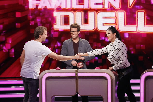 Daniel Hartwich (Mitte) achtete darauf, dass sich Raúl Richter und Anja Polzer fair duellieren. (Foto: RTL/Guido Engels)