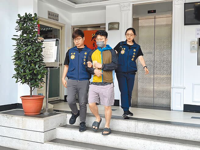 新北市海山警分局逮捕涉嫌擔任詐騙集團車手的香港籍陳姓男子。（王揚傑攝）