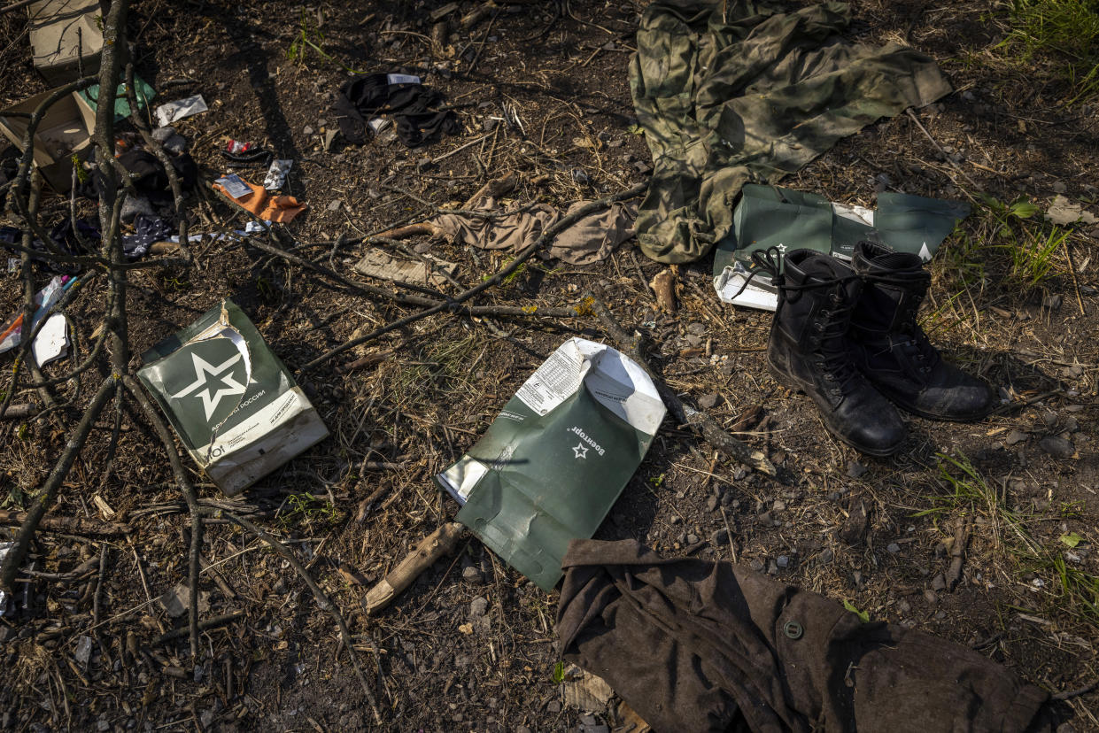 Raciones, botas y uniformes militares rusos desechados yacen a poca distancia del río Síverski Donets cerca de Severodonetsk, Ucrania, el miércoles 25 de mayo de 2022. (Ivor Prickett/The New York Times)
