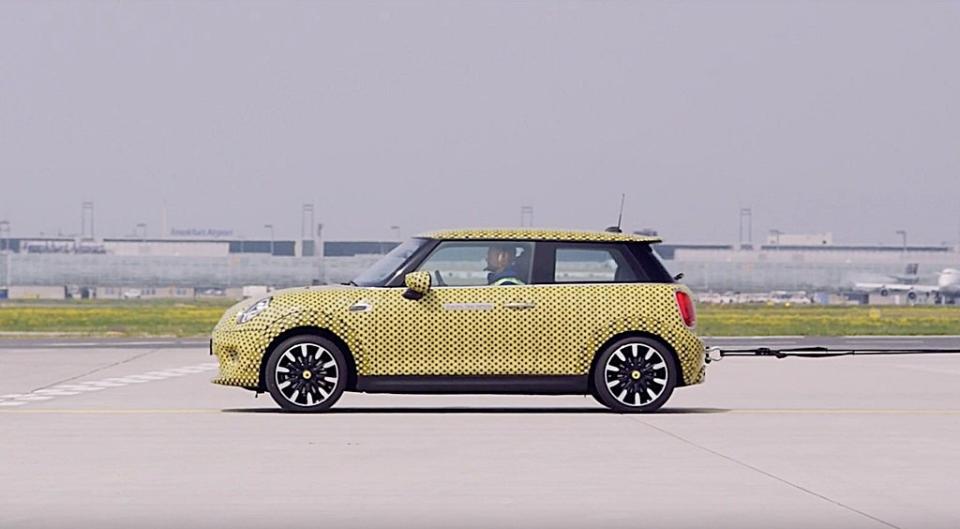 MINI首部電動車MINI Cooper SE提前亮相，機場拖曳德航貨機展示強