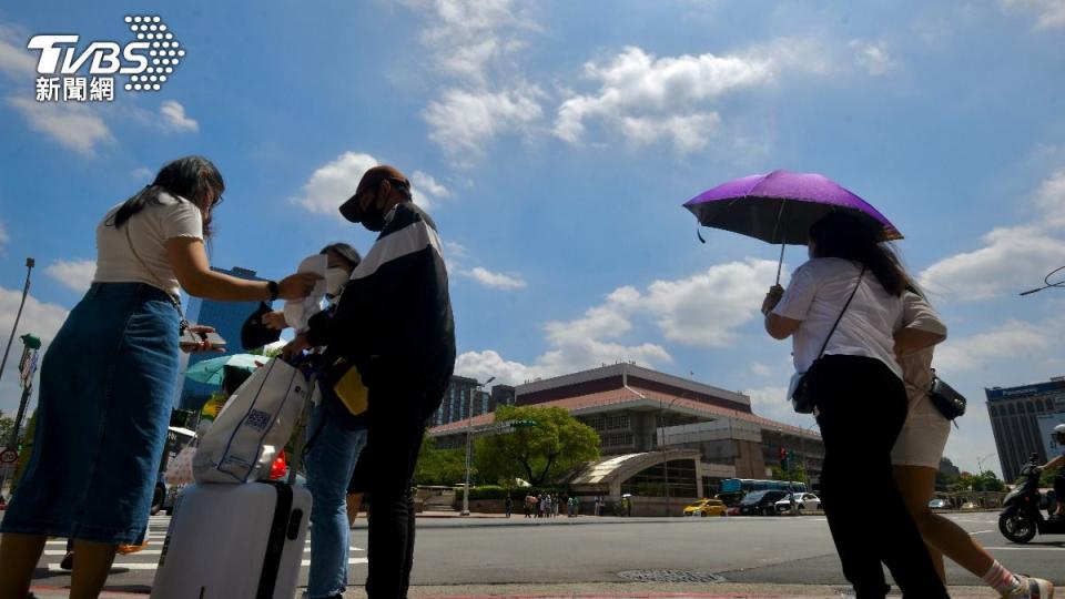 近期全台各地頻傳民眾中暑、熱傷害消息。（示意圖，非當事人／胡瑞麒攝）