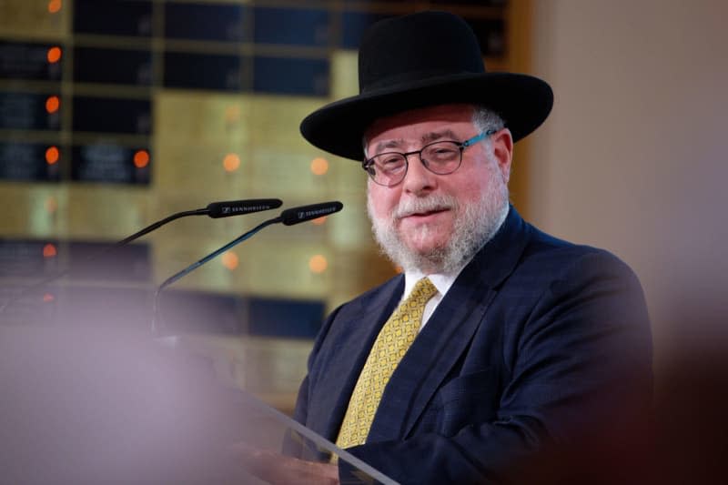 Chief Rabbi Pinchas Goldschmidt speaks at the awarding of the Josef Neuberger Medal 2022 to H.-J. Watzke in the synagogue. Henning Kaiser/dpa