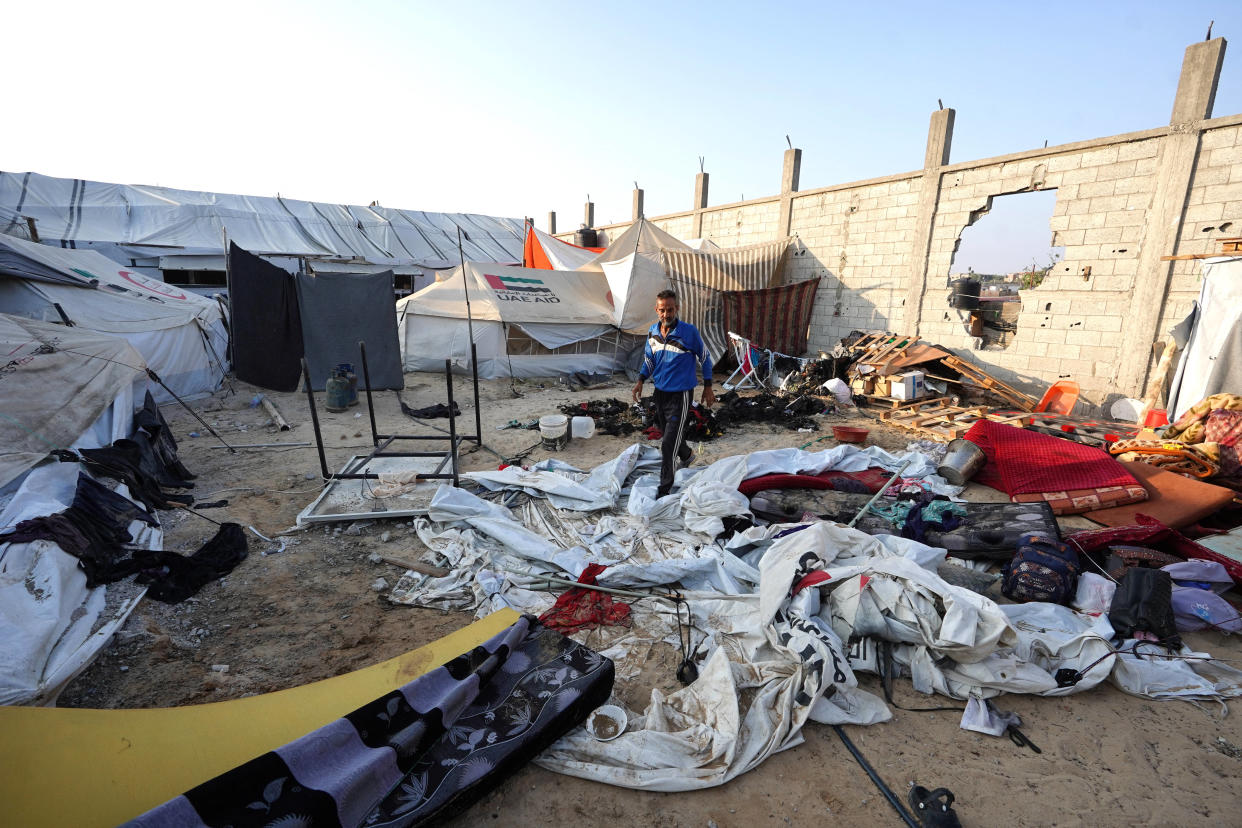 Un homme marche sur des tentes tombées au lendemain d’une attaque sur la zone d’al-Mawasi, près de Rafah, le 22 juin 2024. 