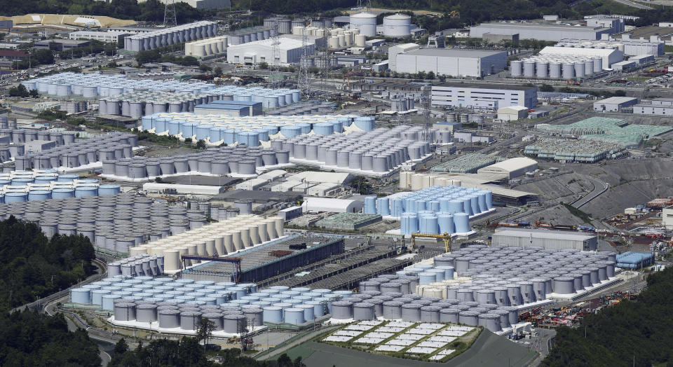 Esta vista aérea muestra los depósitos con agua radiactiva tratada en la central nuclear de Fukushima Daiichi en Fukushima, en el norte de Japón, el 22 de agosto de 2023. La operadora de la central golpeada por un tsunami comenzó a derramar en el Océano Pacífico agua radiactiva residual, diluida y tratada, el jueves 24 de agosto 2023. (Kyodo News via AP)