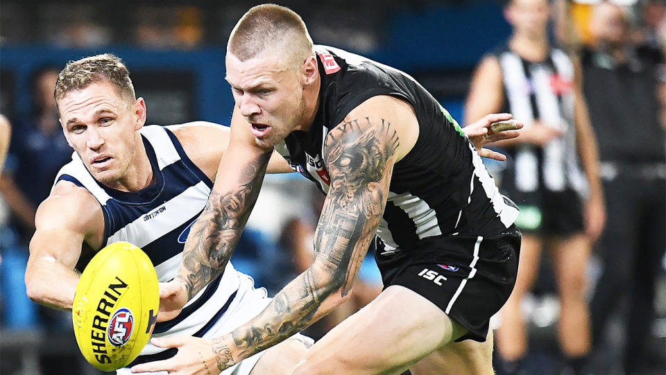 Joel Selwood of the Cats competes for the ball against Jordan De Goey of the Magpies during the AFL First Semi Final match.