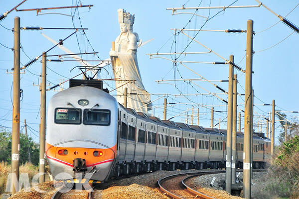 後龍清海宮，媽祖神像與火車行經 (圖片提供／黃風)