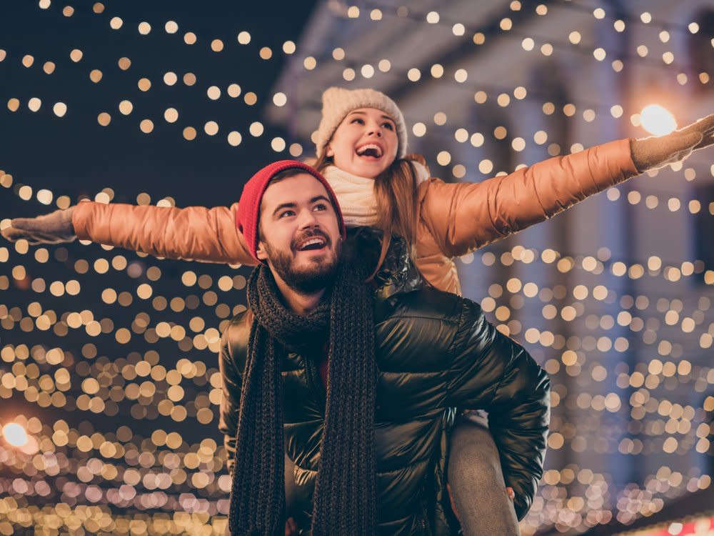 Der Lichterzauber gehört für viele zu Weihnachten wie Plätzchen und Glühwein. Wer nicht auf ihn verzichten möchte, kann mit einigen einfachen Tricks trotzdem Energie sparen. (Bild: Roman Samborskyi/Shutterstock.com)