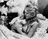 Lorsque Brigitte Bardot découvre qu’elle est enceinte de son mari Jacques Charrier, elle n’éprouve aucune joie. Au contraire. Elle envisage d’avorter mais l’IVG étant illégale à l’époque, aucun médecin ne veut prendre de risque en pratiquant cette intervention sur la star la plus scrutée de la planète. L’actrice vit très mal sa grossesse et compare, dans son autobiographie, ce bébé qui grandit en elle à une "<em>tumeur qui s'était nourrie" </em>d'elle. Nicolas-Jacques voit le jour le 11 janvier 1960 dans une chambre d’accouchement aménagée dans la maison de ses parents, qui ont calfeutré les fenêtres pour éviter aux paparazzi de leur voler ce moment. Traumatisée par cette expérience, l’emblème de Saint-Tropez confie vingt ans après avoir mis au monde son fils : "<em>Je suis devenue mère exactement quand il ne le fallait pas. Je l'ai vécu comme un drame. Ça a fait deux malheureux : mon fils et moi</em>". Effectivement, ses relations avec son seul enfant ont toujours été très compliquées et ce dernier l’a même poursuivie en justice à la sortie de ses mémoires qui l’ont profondément meurtri. ©<em>Getty Images</em>