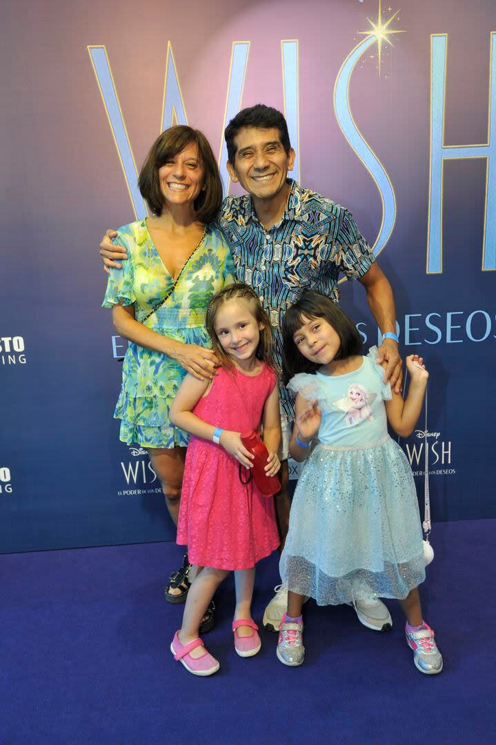 El actor Osqui Guzman fue acompañado por su esposa y colega, Leticia González de Lellis, y sus dos hijas y todos se mostraron muy divertidos en el evento de la película de Disney