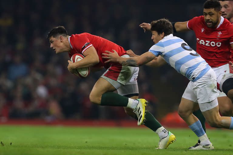 Gonzalo Bertranou intenta sujetar a Louis Rees-Zammit; el medio-scrum fue conductor de un inofensivo seleccionado argentino en Gales, donde perdió el segundo partido de su gira por Reino Unido.