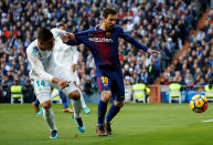 <p>Soccer Football – La Liga Santander – Real Madrid vs FC Barcelona – Santiago Bernabeu, Madrid, Spain – December 23, 2017 Barcelona’s Lionel Messi has his shirt pulled by Real Madrid’s Casemiro REUTERS/Stringer </p>