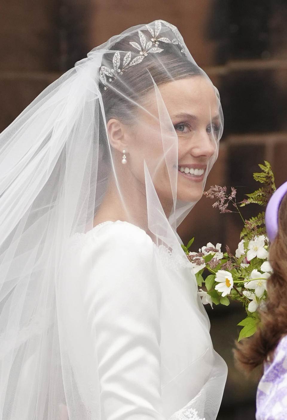 Olivia Henson llega a su boda con Hugh Grosvenor, el duque de Westminster en la catedral de Chester en Chester, Inglaterra el viernes 7 de junio de 2024. El duque de Westminster es padrino del príncipe Jorge. (Peter Byrne/PA vía AP)