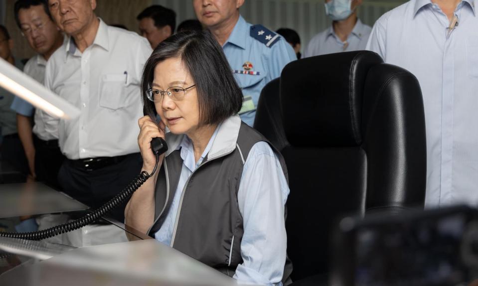 總統蔡英文日前向國家飛行員通話慰勞，沒想到卻遭中國空軍喊話打斷。   圖：取自蔡英文臉書