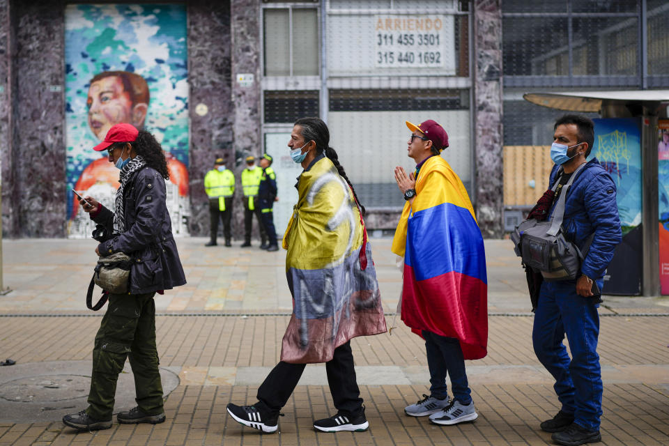 Los partidarios del nuevo presidente Gustavo Petro hacen fila para ingresar a la plaza de Bolívar para asistir a su ceremonia de juramentación en Bogotá, Colombia, el domingo 7 de agosto de 2022. (AP Foto/Ariana Cubillos)