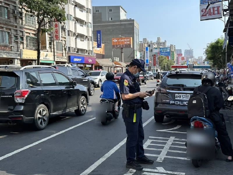 ▲高雄市警局為維護行人行經路口及穿越馬路等用路安全，自今天起配合警政署執行「全國同步擴大取締路口不停讓行人執法專案勤務」，以維護行人用路安全。（圖／高市交通大隊提供）