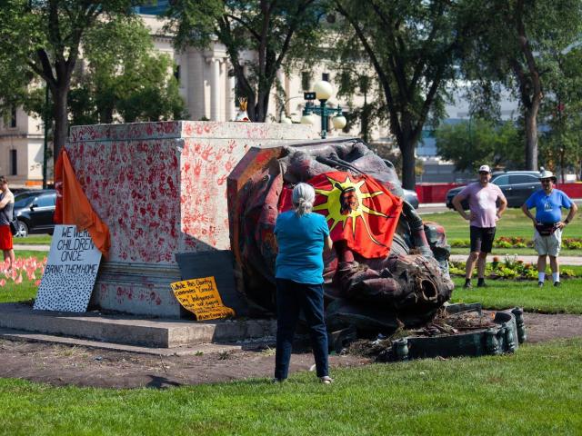 Manitoba Legislature toppled headless statue of Queen Victoria Canada