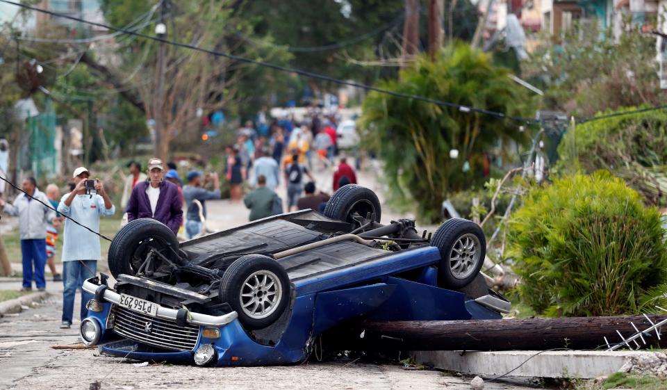 HAB01. LA HABANA (CUBA), 28/01/2019.- Fotografía de un vehículo volcado tras el paso de un tornado, este lunes, en La Habana (Cuba). Al menos tres personas han muerto y 172 han resultado heridas por un tornado que azotó esta madrugada la barriada de Regla, en La Habana, informó hoy el presidente de Cuba, Miguel Díaz-Canel. EFE/Ernesto Mastrascusa