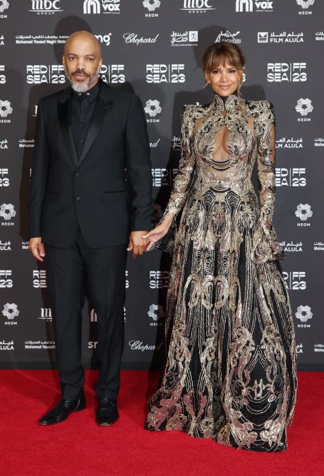 Van Hunt and Halle Berry attend the red carpet on the closing night of the Red Sea International Film Festival 2023 on December 07, 2023 [Photo by Daniele Venturelli/Getty Images for The Red Sea International Film Festival]