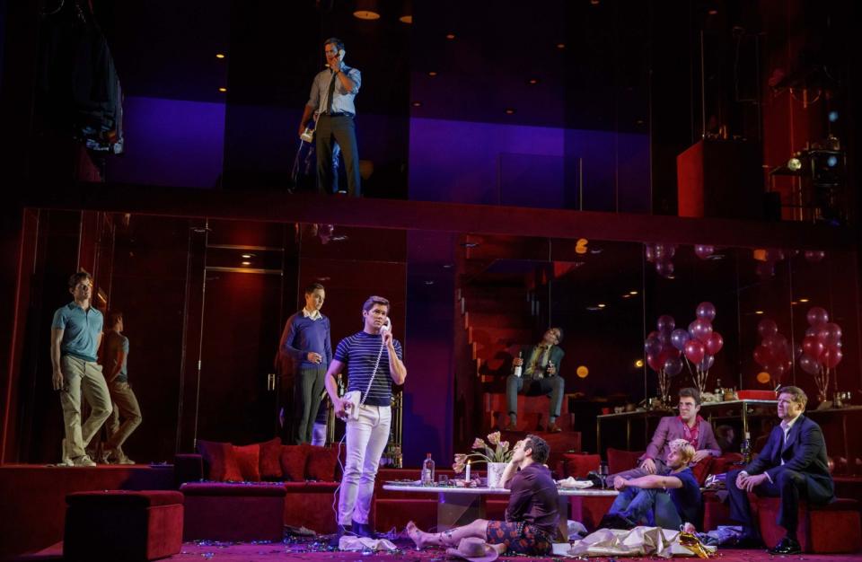 Mantello's Broadway revival featured a much more abstract set than that of the movie.