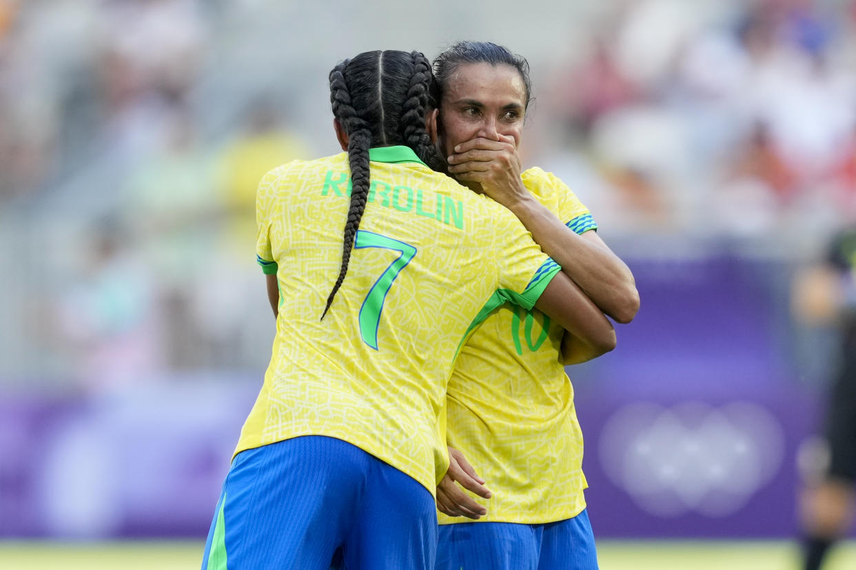 Marta Vieira da Silva salió llorando del campo tras ser expulsada por lanzar una dura patada a la cabeza de la capitana española, Olga Carmona. (AP Photo/Moises Castillo)