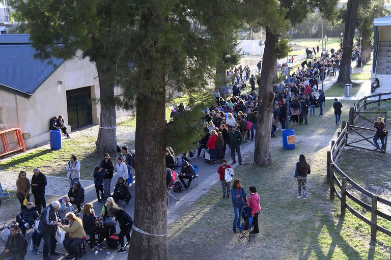 Todos los martes miles de personas de todo el país llegan hasta el predio de la ex-Rural de Rosario para recibir la bendición 