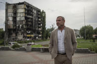 el actor estadounidense Liev Schreiber habla con medios frente a un edificio destruido por la ofensiva rusa en Borodianka, cerca de Kiev, Ucrania, el 15 de agosto de 2022. (Foto AP/Evgeniy Maloletka)