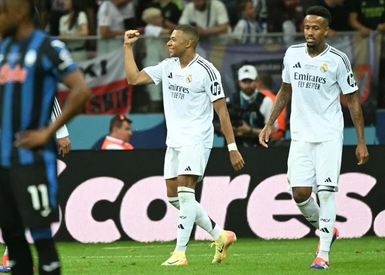 Real Madrid's French forward #09 Kylian Mbappe (C) celebrates scoring during the UEFA Super Cup football match between Real Madrid and Atalanta BC in Warsaw, on August 14, 2024. (Photo by Sergei GAPON / AFP)