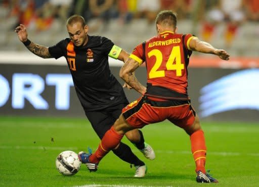 El mediocampista de Holanda Wesley Sneijder (I) escapa al belga Toby Alderweireld (D) en amistoso internacional jugado en Bruselas el 15 de agosto de 2012. Holanda ganó 4-2. (AFP | john thys)