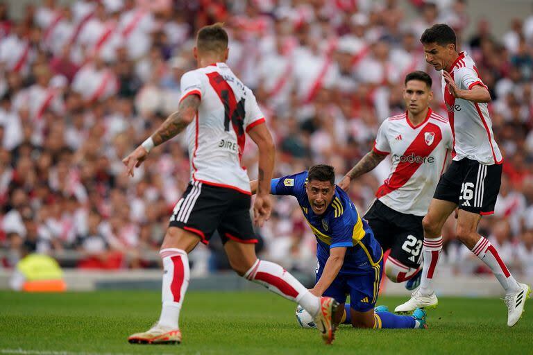 Escena del partido que disputan River Plate y Boca Juniors.