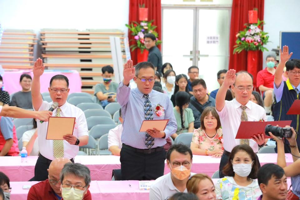 基隆市13位校(園)長宣誓就職市長親勉打造「兒少友善校園」，圖為就職校長進行宣誓/基隆市政府提供