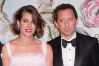 La relation amoureuse la plus connue de Charlotte Casiraghi est sans aucun doute celle avec Gad Elmaleh. Comment se sont-ils rencontrés ? Lors d'un repas chez l'acteur Charles Berling, en décembre 2011. C'est le coup de foudre pour Gad Elmaleh : <em>"Il goûta son humour, son ouverture d'esprit, se rendant compte que ce genre de femmes émaillait les jolis contes de son enfance"</em>, a écrit <em>VSD</em> à ce sujet. L'humoriste fera ensuite tout pour séduire la jolie brune. Il allait même jusqu'à lui acheter des <em>"mets chez Lenôtre ou chez La Maison du Caviar"</em>. Une technique de drague qui a fonctionné puisqu'il sera invité quelques temps plus tard sur le yacht des Grimaldi, pour quelques jours de vacances. Leur amour sera officialisé au mois de mars 2013 lors du Bal de la Rose, un événement incontournable de Monaco. (<em>crédit Getty</em>)