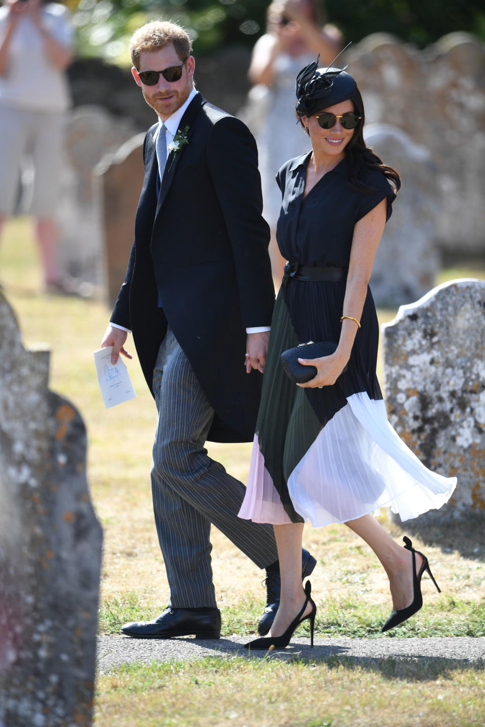 <p>Ihren ersten Geburtstag als Mitglied der Royals verbrachte Meghan auf einer anderen Party: Sie begleitete Harry auf die Hochzeit seines besten Freundes Charlie van Straubenzee und Daisy Jenkins. Hierzu wählte sie ein Club-Monaco-Kleid mit Faltenrock, einen Philip-Treacy-Hut, eine Clutch von Kayu und High-Heel-Sandalen von ihrer Lieblingsmarke Aquazurra. <em>[Foto: PA]</em> </p>