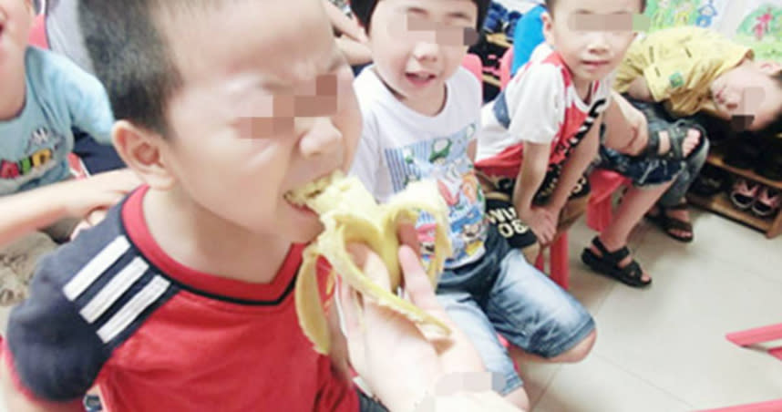 地方媽媽發現兒子在幼稚園吃的香蕉是對半切好的，和老師PO在群組的照片不同。（圖／百度，下同）