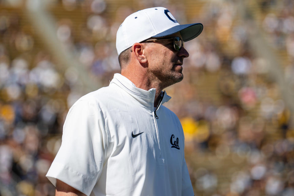 BERKELEY, CALIFÓRNIA - 31 DE AGOSTO: O técnico Justin Wilcox do California Golden Bears sai antes do segundo tempo contra o UC Davis Aggies no California Memorial Stadium em 31 de agosto de 2024 em Berkeley, Califórnia. (Foto de Thien-An Truong/ISI Photos/Getty Images)