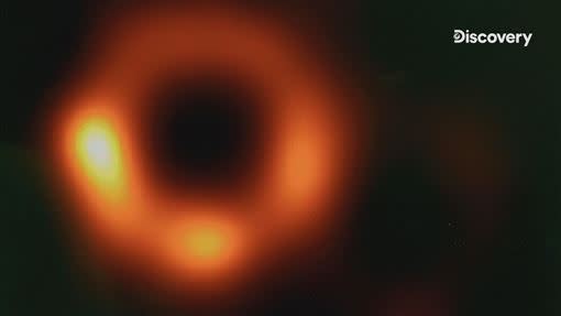 有史以來第一張黑洞照片，拍攝到的M87黑洞距離地球5500萬光年，質量是太陽的65億倍！（圖／Discovery提供）