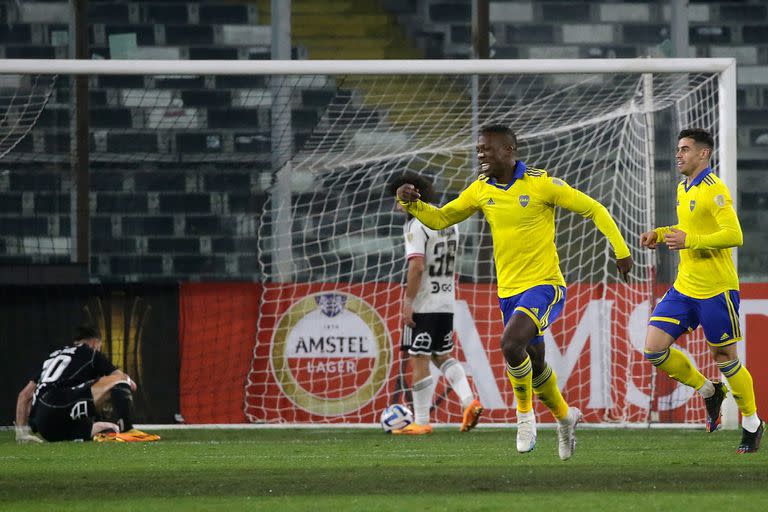 Advíncula le marcó un gol a Colo Colo en Chile