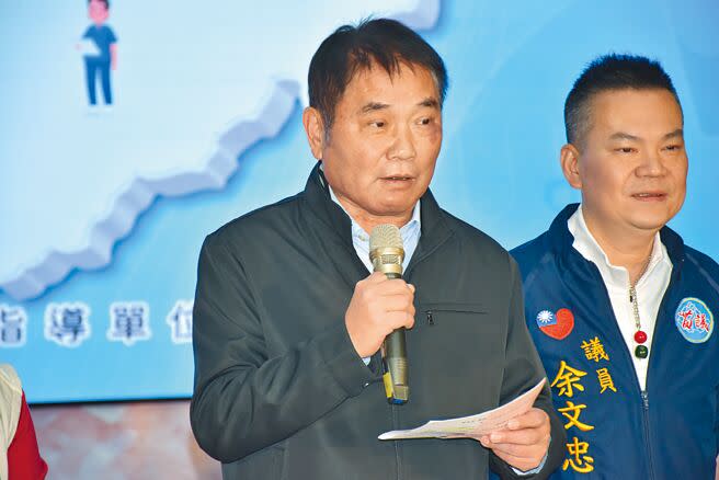 苗栗縣長鍾東錦（左）2022年競選縣長，遭苗栗地檢署提起當選無效民事告訴，台中高分院審理終結，13日上午11時駁回檢方上訴，全案定讞，鍾東錦當選縣長資格有效。（謝明俊攝）