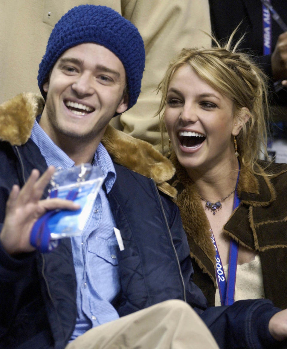 Britney Spears y Justin Timberlake en 2002. REUTERS/Tim Shaffer    PP03050030  JP/SV