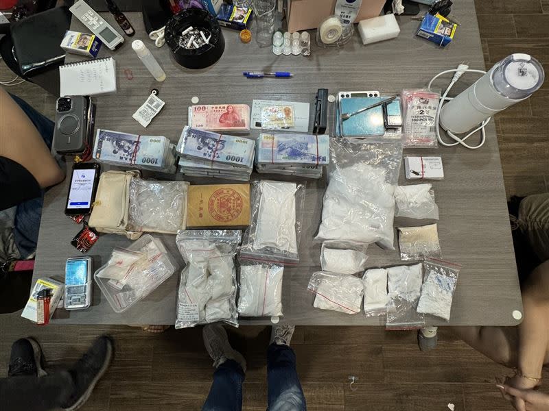 警方進入葉女住處查獲大量毒品。（圖／翻攝畫面）