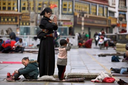 FILE PHOTO: Tibetans pray outside Jokhang Monastery ahead of Tibetan New Year's Day in Lhasa, Tibet autonomous region, February 28, 2014. The Tibetan New Year occurs on March 1 this year. Picture taken February 28, 2014. REUTERS/Jacky Chen/File Photo