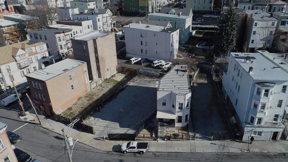 An empty lot at 98 Oak St. in Yonkers Jan. 24, 2023. A building at the spot was destroyed in a fire on March 14, 2003.