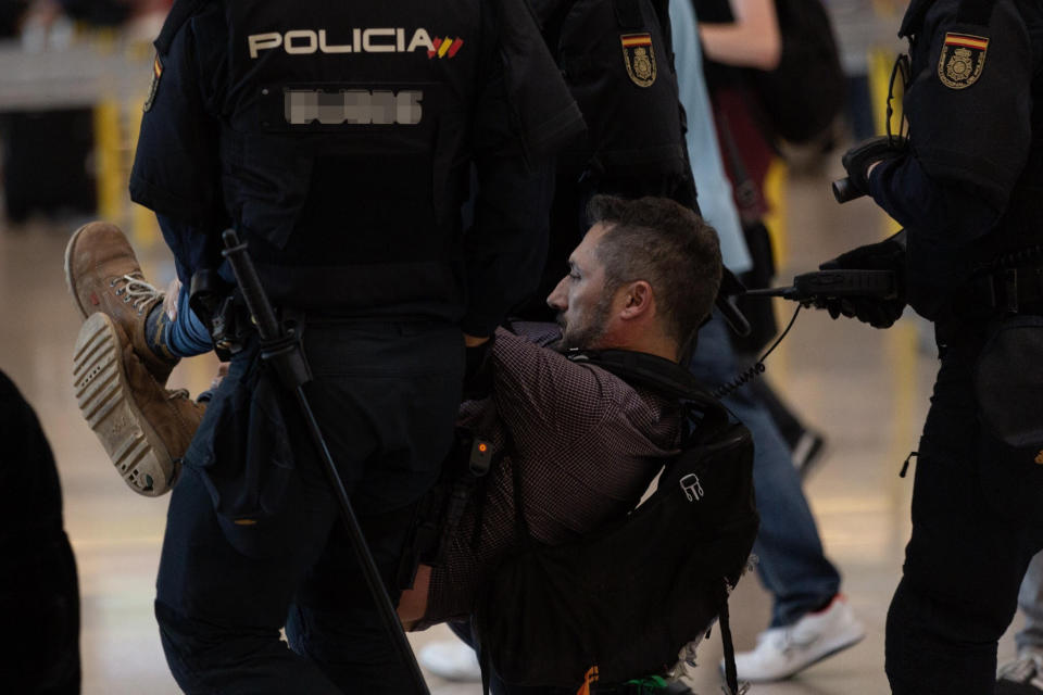 La policía detiene a uno de los manifestantes (Photo by David Zorrakino/Europa Press via Getty Images)