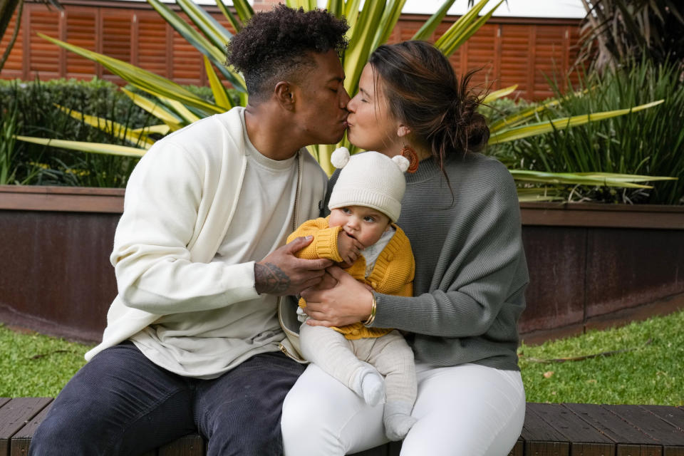 Ellia Green (izq) con su pareja Vanessa Turnbull-Roberts y la hija de ambas, Waitui, en Sydney el 15 de agosto del 2022. (AP Photo/Mark Baker)